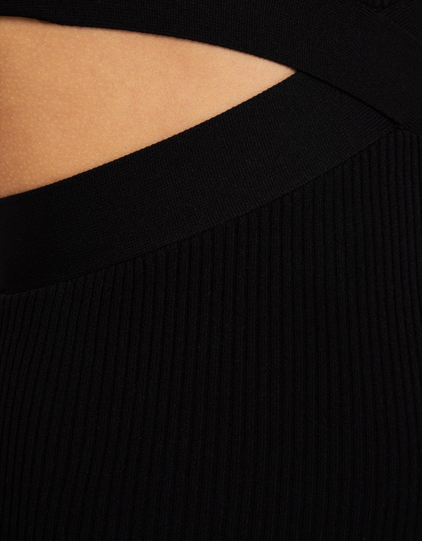 Vestido midi de tricô com recortes