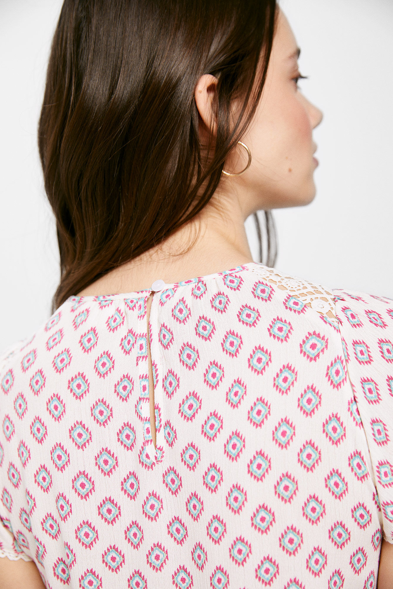 Blusa com pala de renda estampada