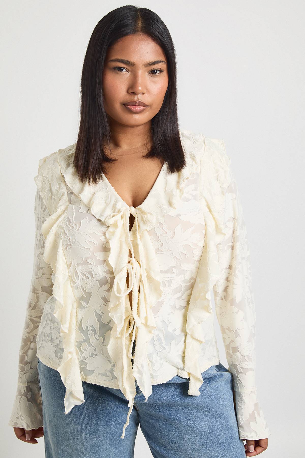 boohoo Blouse Grande Taille Dévorée À Double Volant Et Liens Devant