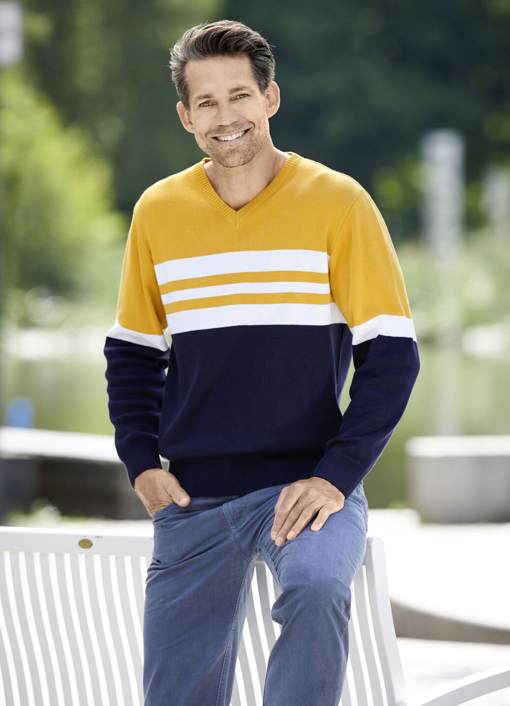 Modischer V-Pullover