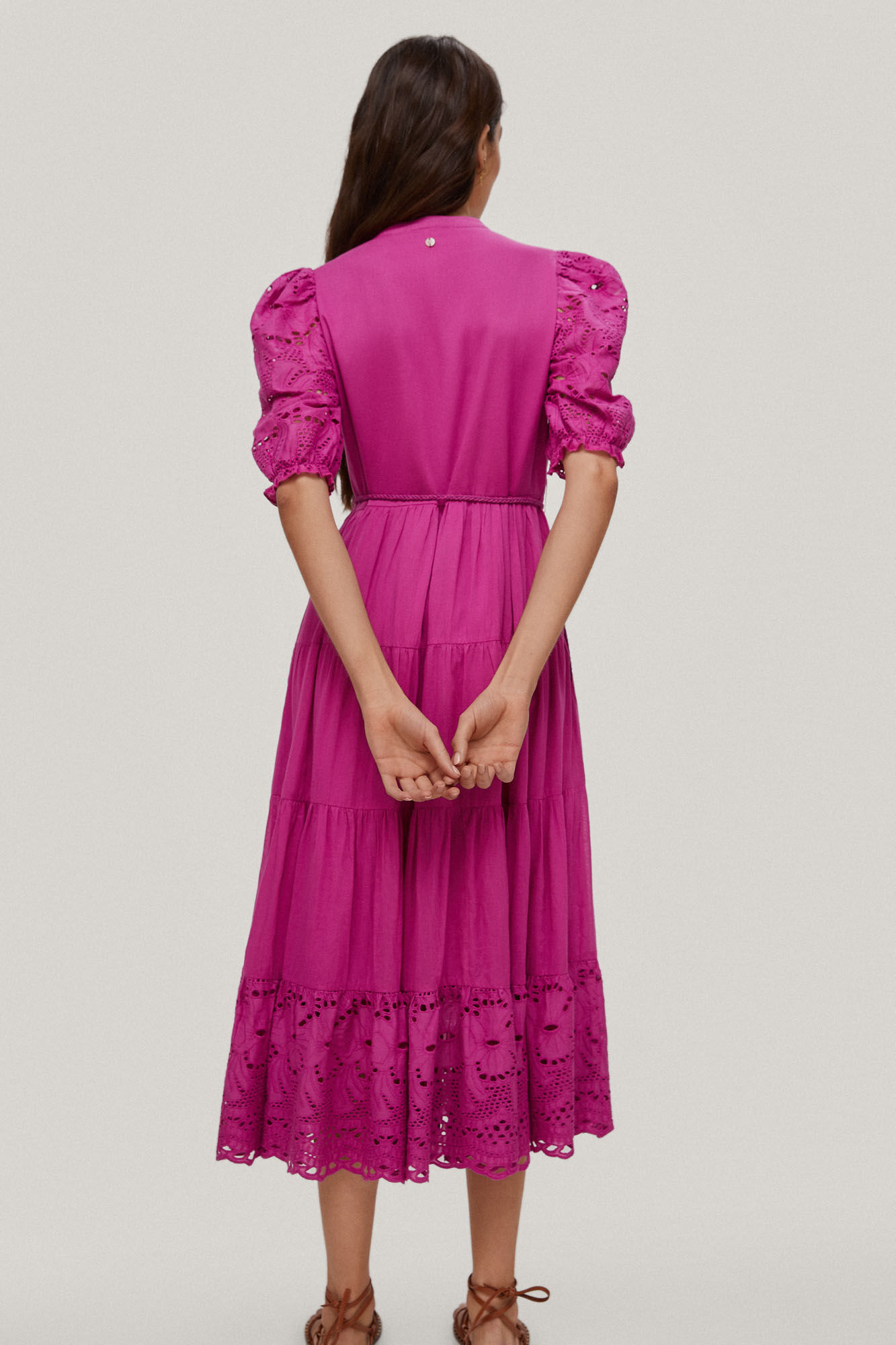 Vestido longo com detalhes florais perfurados nas mangas e na barra. - Roxo