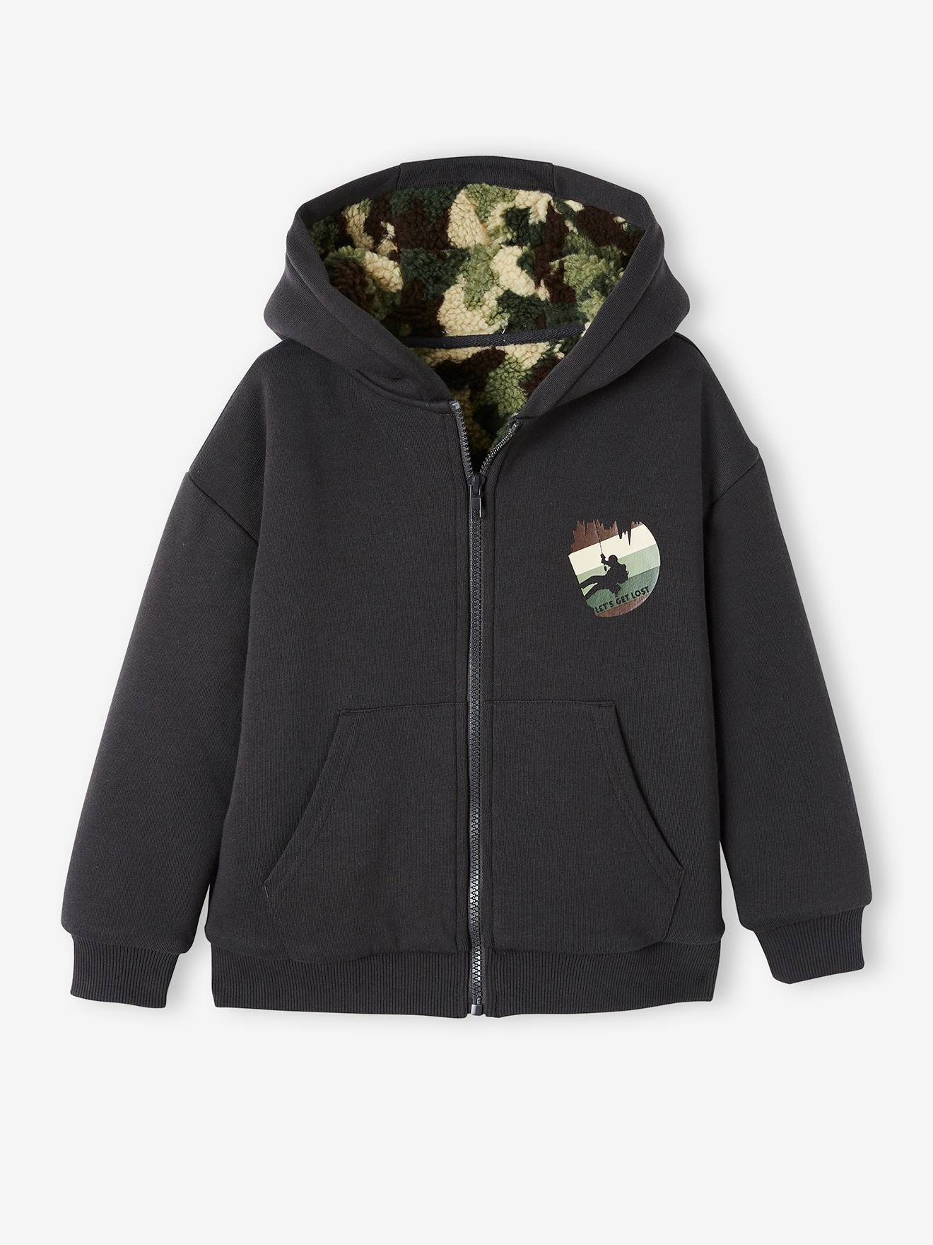 Moletom infantil cinza escuro liso com estampa camuflada, fechamento por zíper, forro de sherpa e detalhe em padrão.