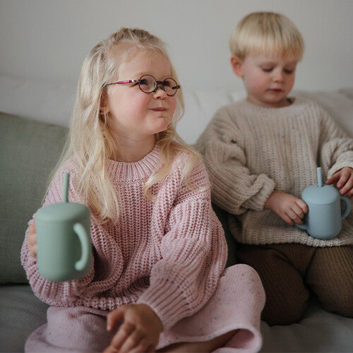 Mushie siliconen kinderbeker met rietje - cambridge blue