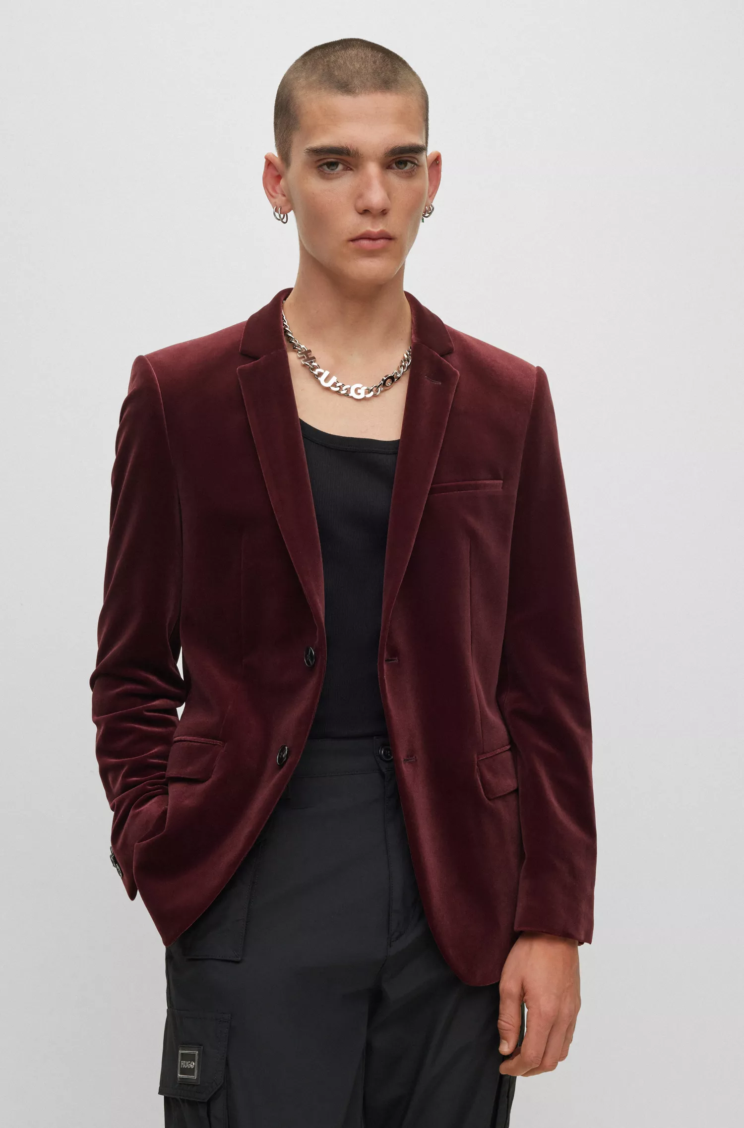 Jaqueta HUGO vermelha, extra slim fit, em veludo elástico.