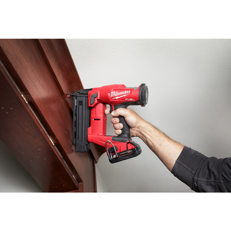 Milwaukee M18 FUEL FN18GS-202X accu afwerkingstacker 18V Li-ion