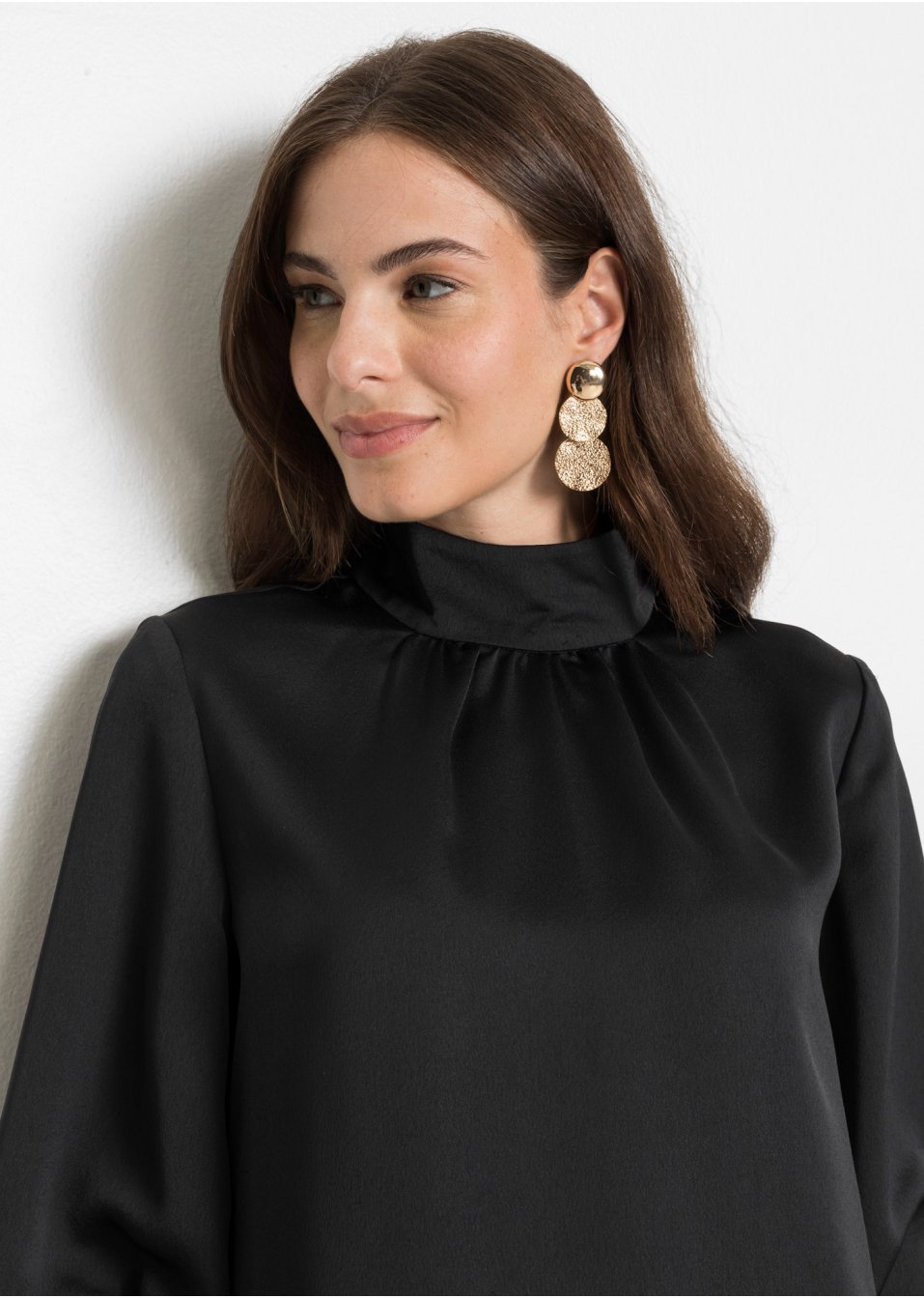Robe en satin avec col montant