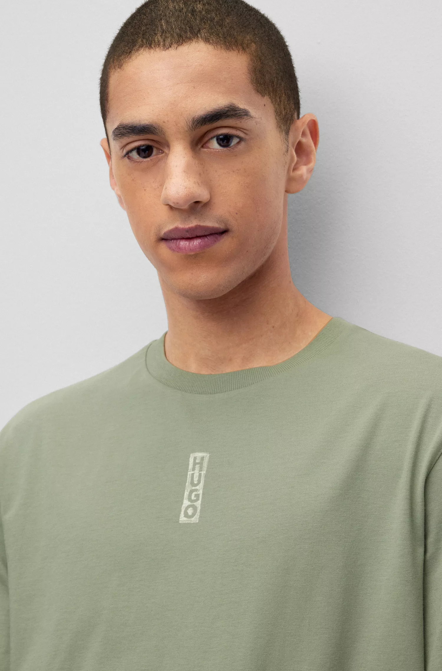 Camiseta HUGO vermelha em malha de algodão com logotipos inspirados em marcadores.
