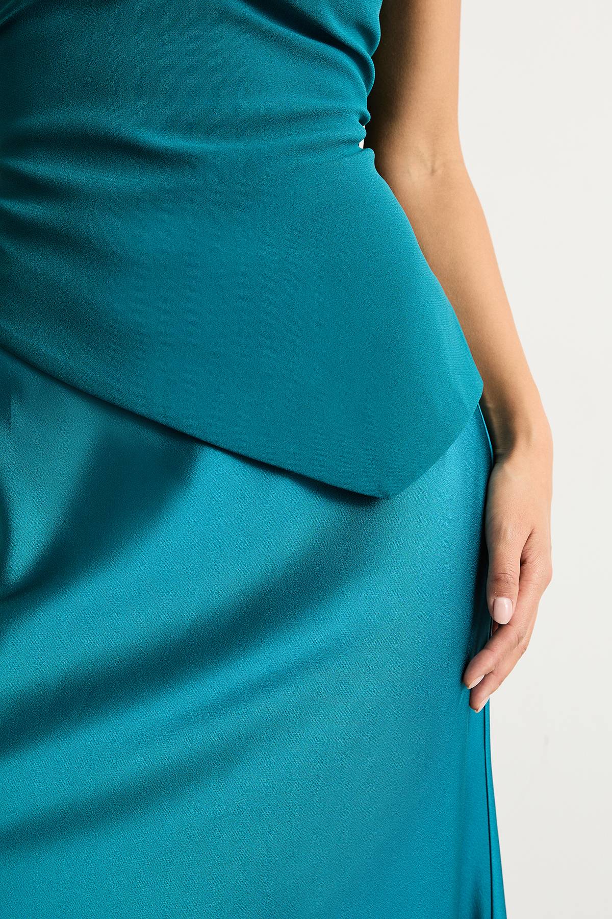 Warehouse Robe Midi Satinée à Bustier Structuré Sans Bretelles Petite Taille