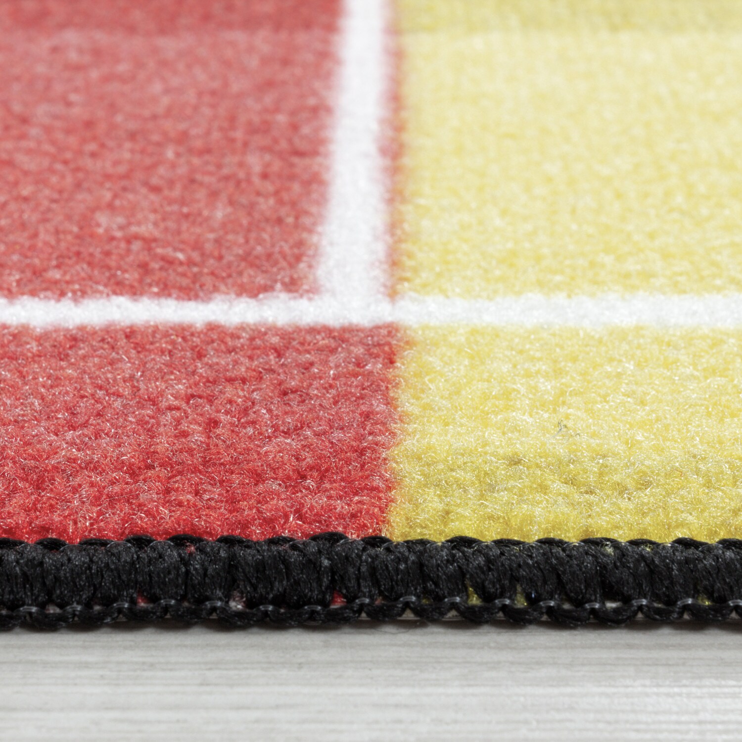 Kinderteppich Fußball, Fußballfeld mit Flaggen Motiv, Höhe 9 mm Ökotex Standard