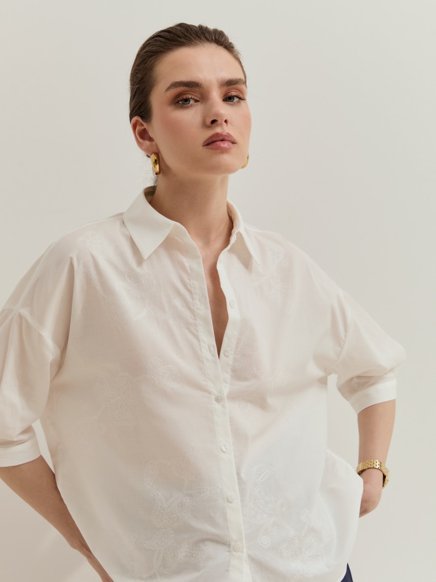 Camisa de manga curta com bordado floral