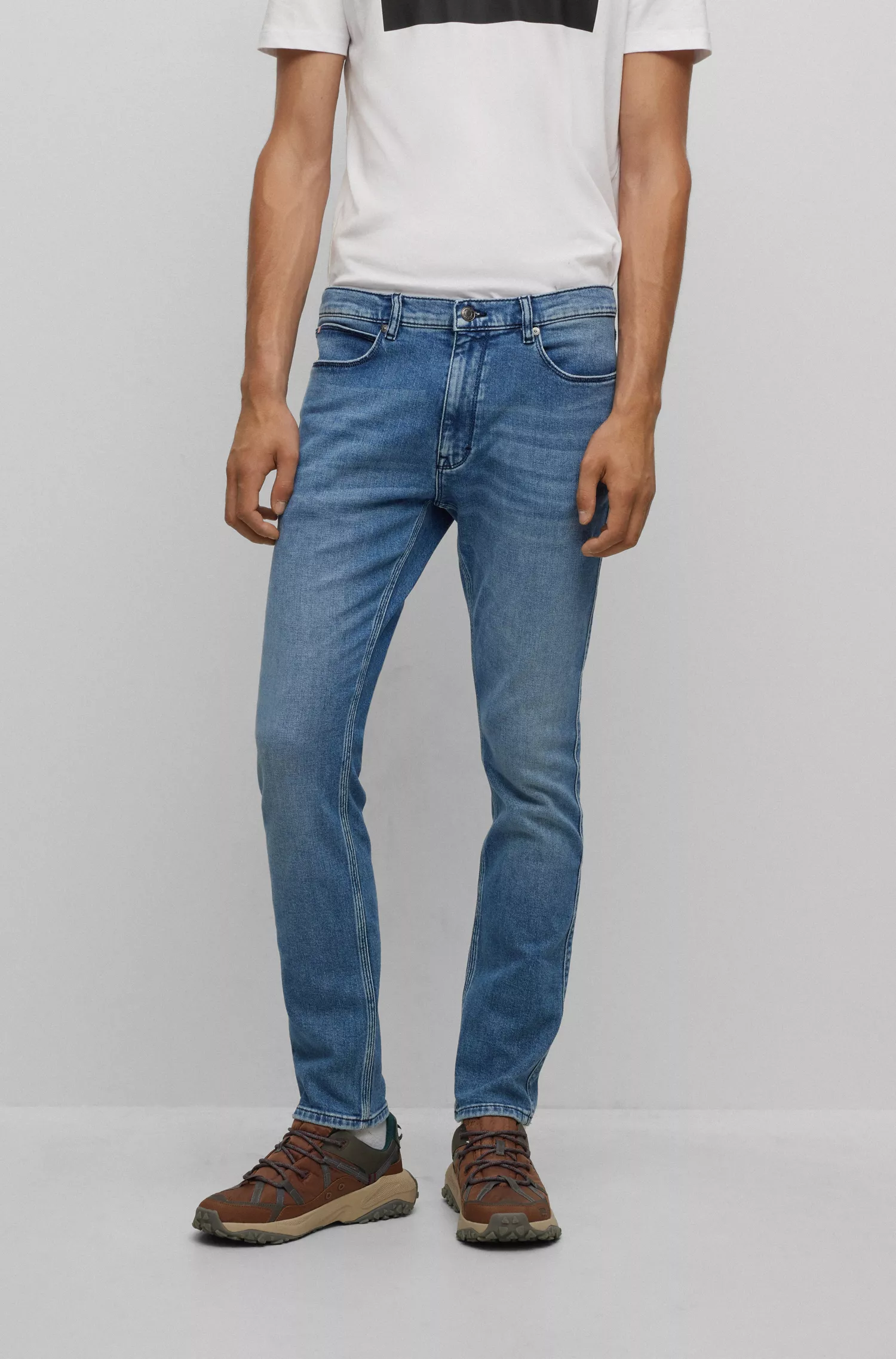 Calça jeans HUGO vermelha, extra slim fit, em denim azul supermacio.