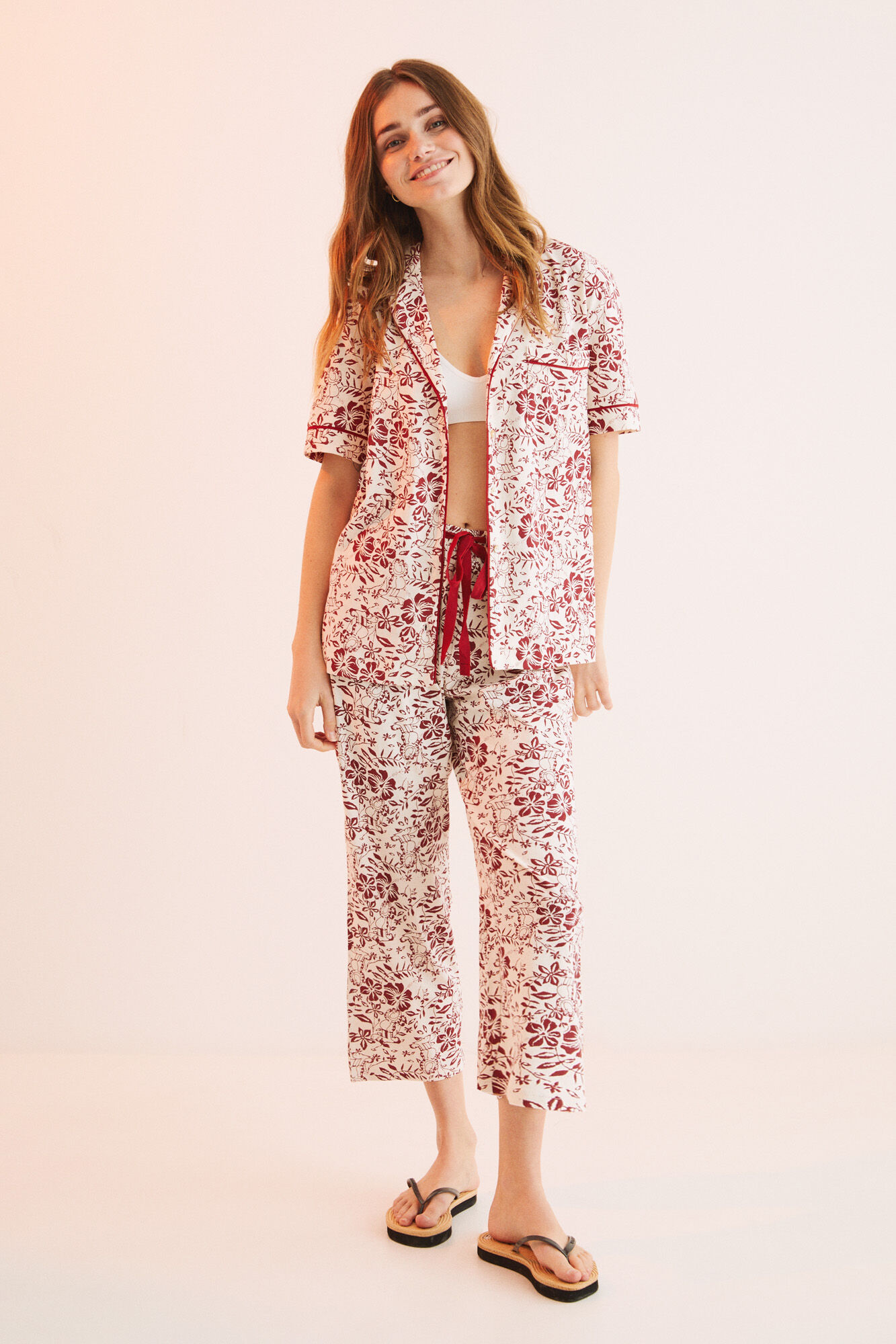 Pijama longo estilo camisa, 100% algodão, com estampa.
