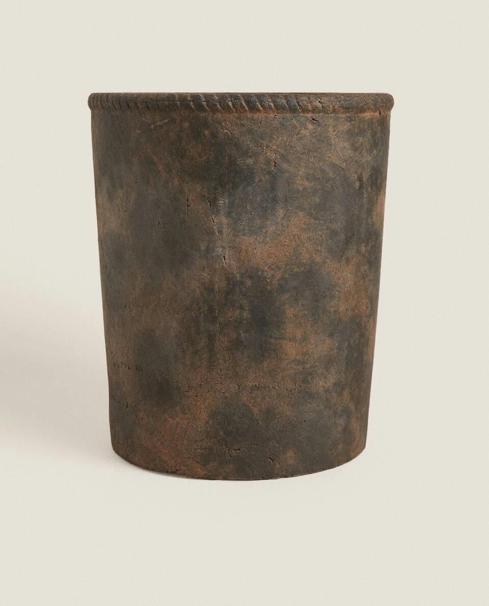 VASO DE FLORES ALTO COM ACABAMENTO RÚSTICO