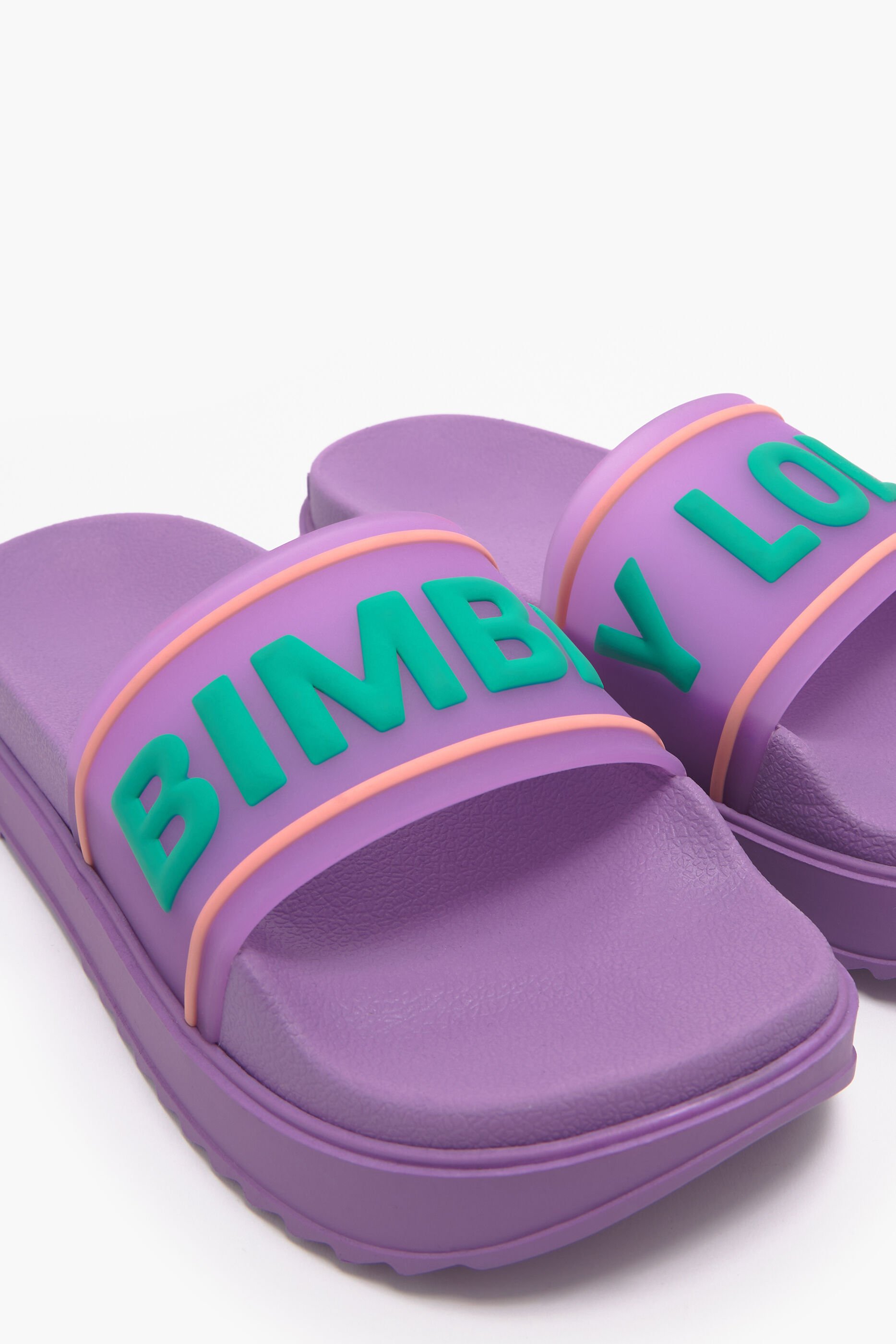 Chinelo plataforma com logo lilás