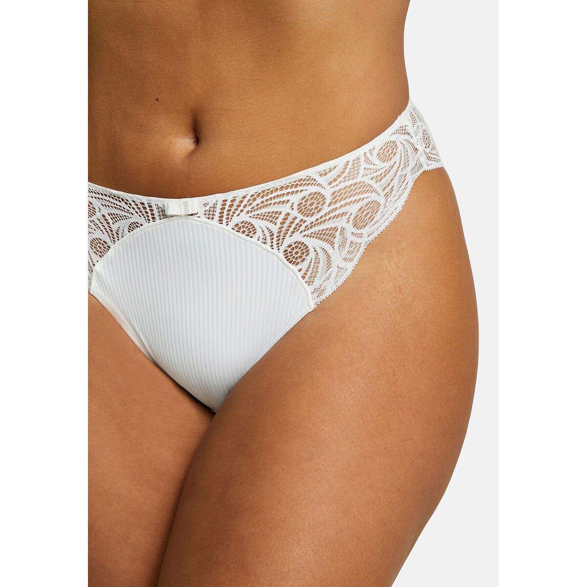 SANS COMPLEXE<br>Sapato slip-on Ariane Essential em renda e microfibra