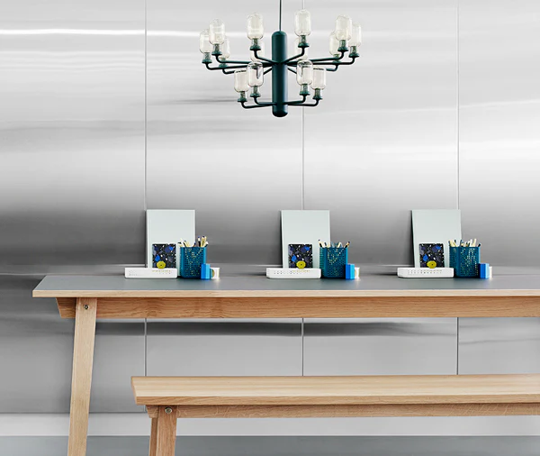 Normann Copenhagen  Amp lysekrone med 15 arme, guldfarvet/grøn - H: 32,5 cm. Ø: 62,5 cm.