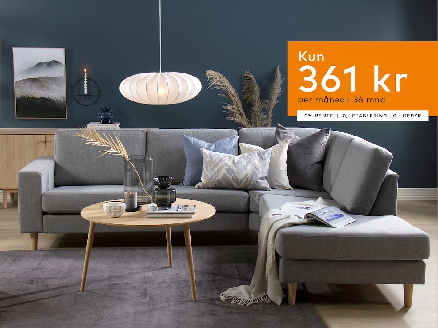 Hedda hjørnesofa 2,5-seter åpen ende høyre i tekstil Inari Light Grey, arm F 18 cm og hvitoljede eikeben.