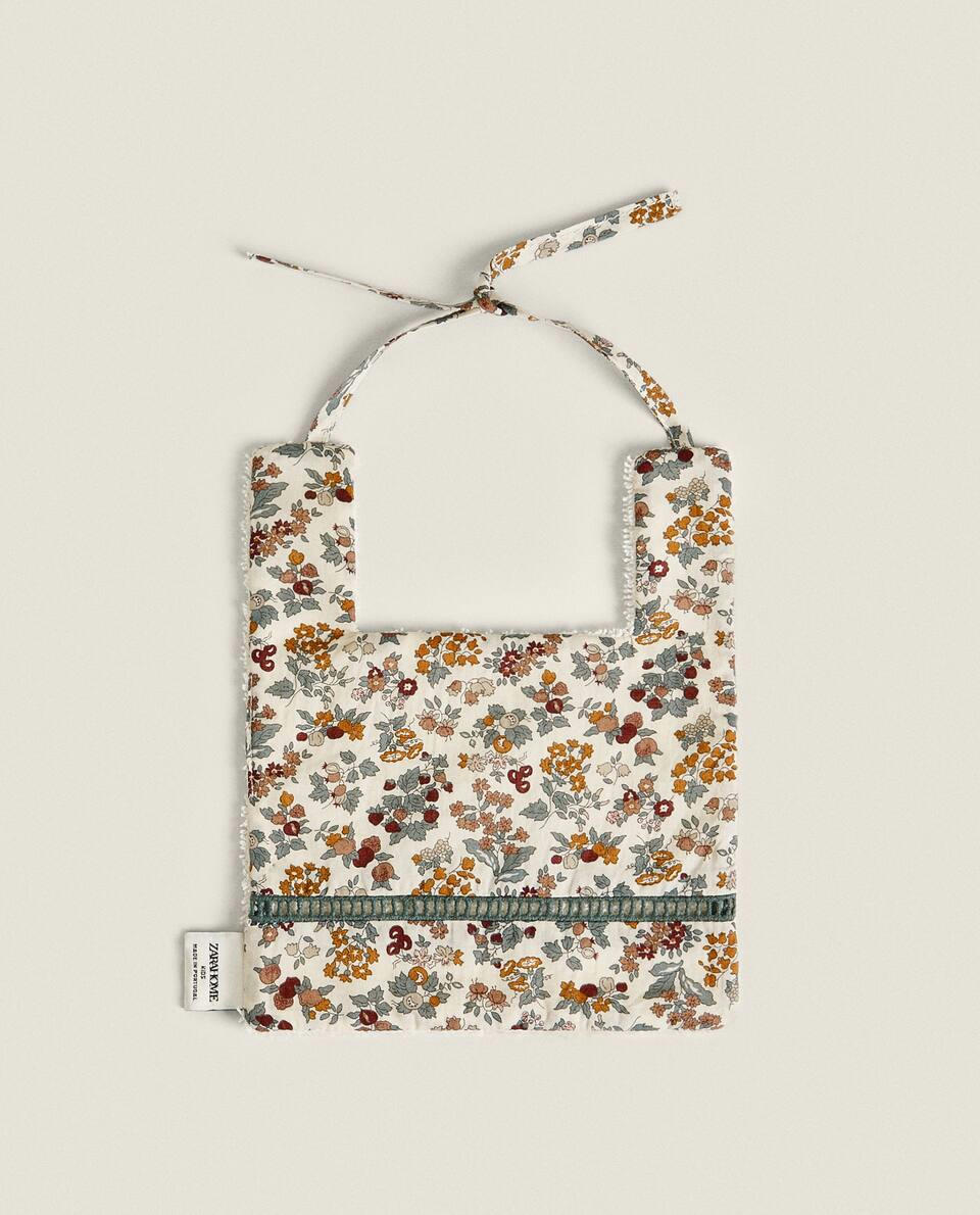 BABADOR INFANTIL EM TECIDO COM ESTAMPA FLORAL