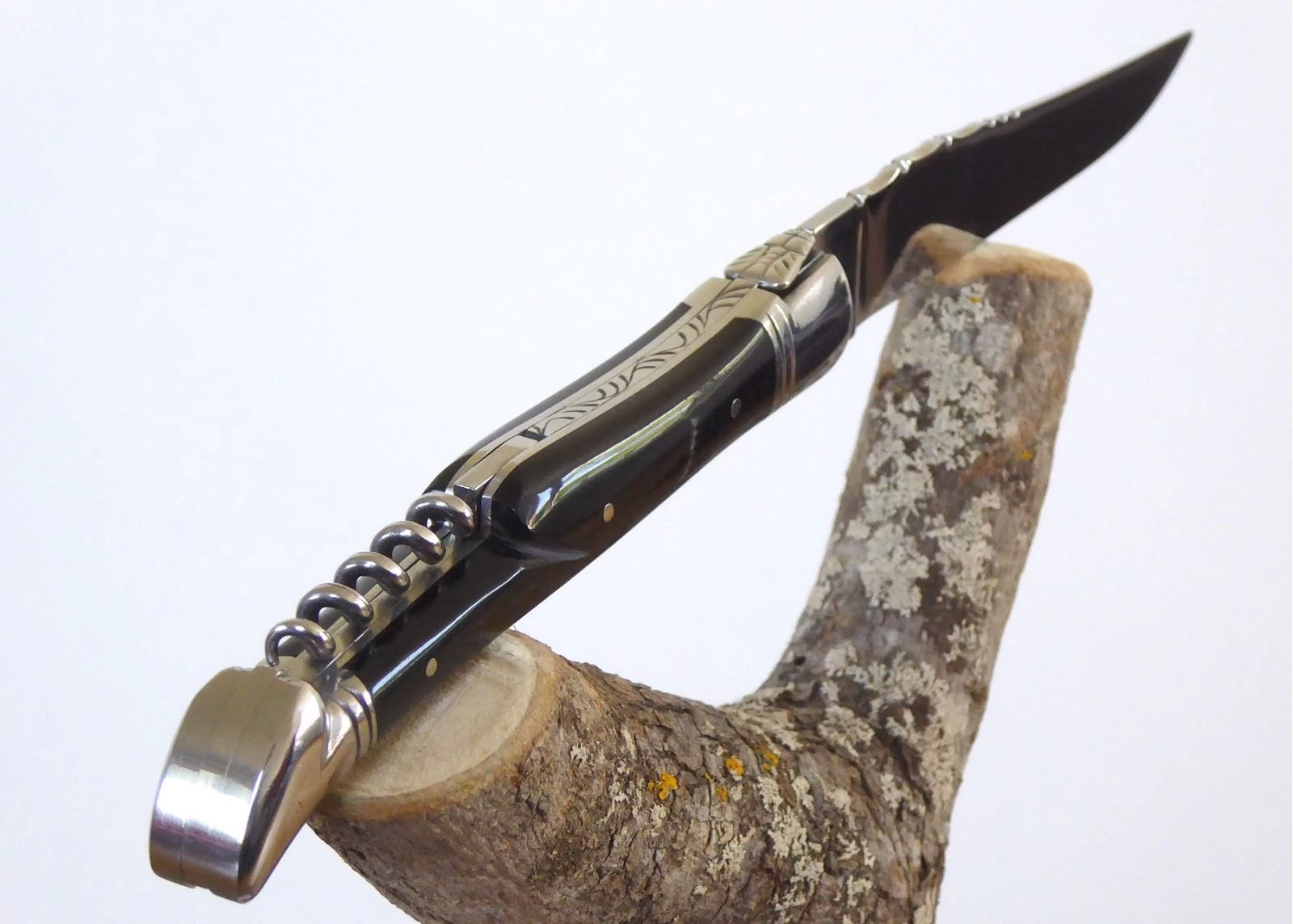 Couteau Laguiole avec un manche en Corne brune et tire bouchon et mitres Inox