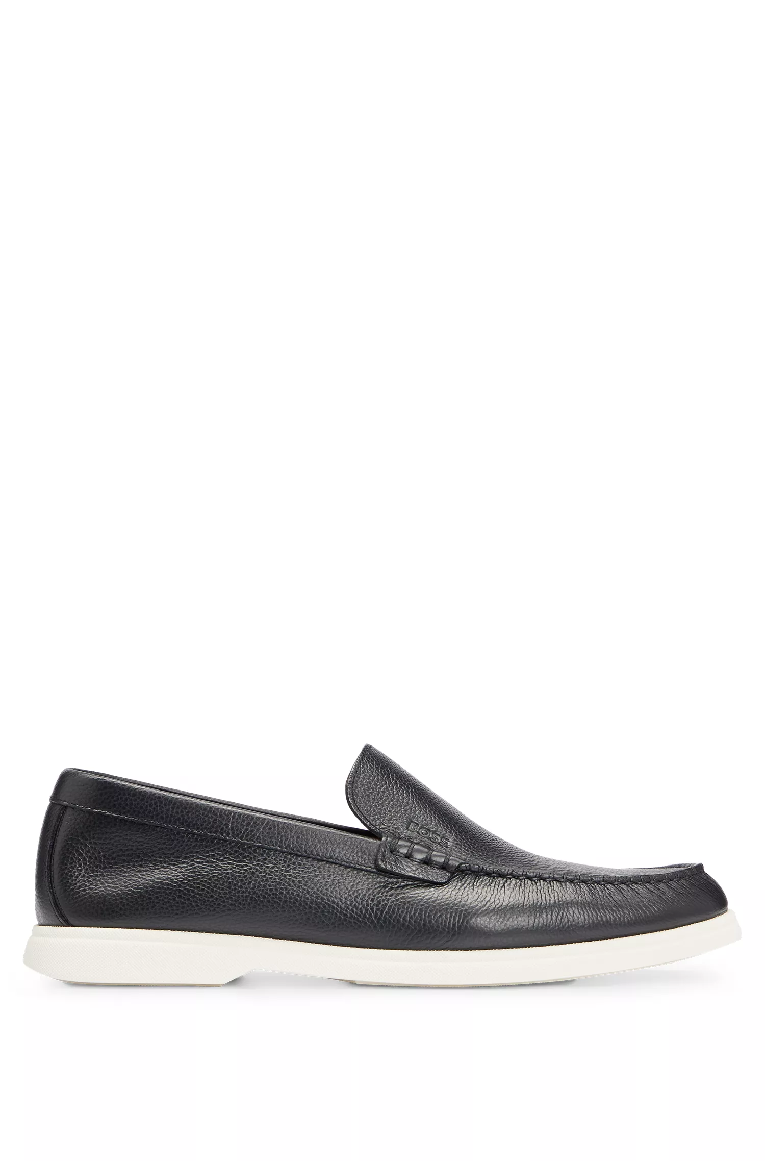 Mocassins BOSS em couro preto texturizado com sola contrastante.
