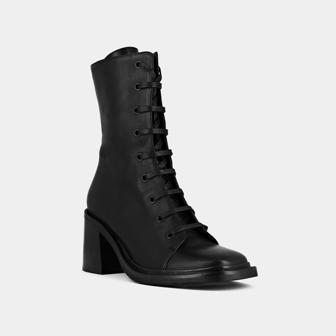 Bottines à talons et lacets  en cuir noir