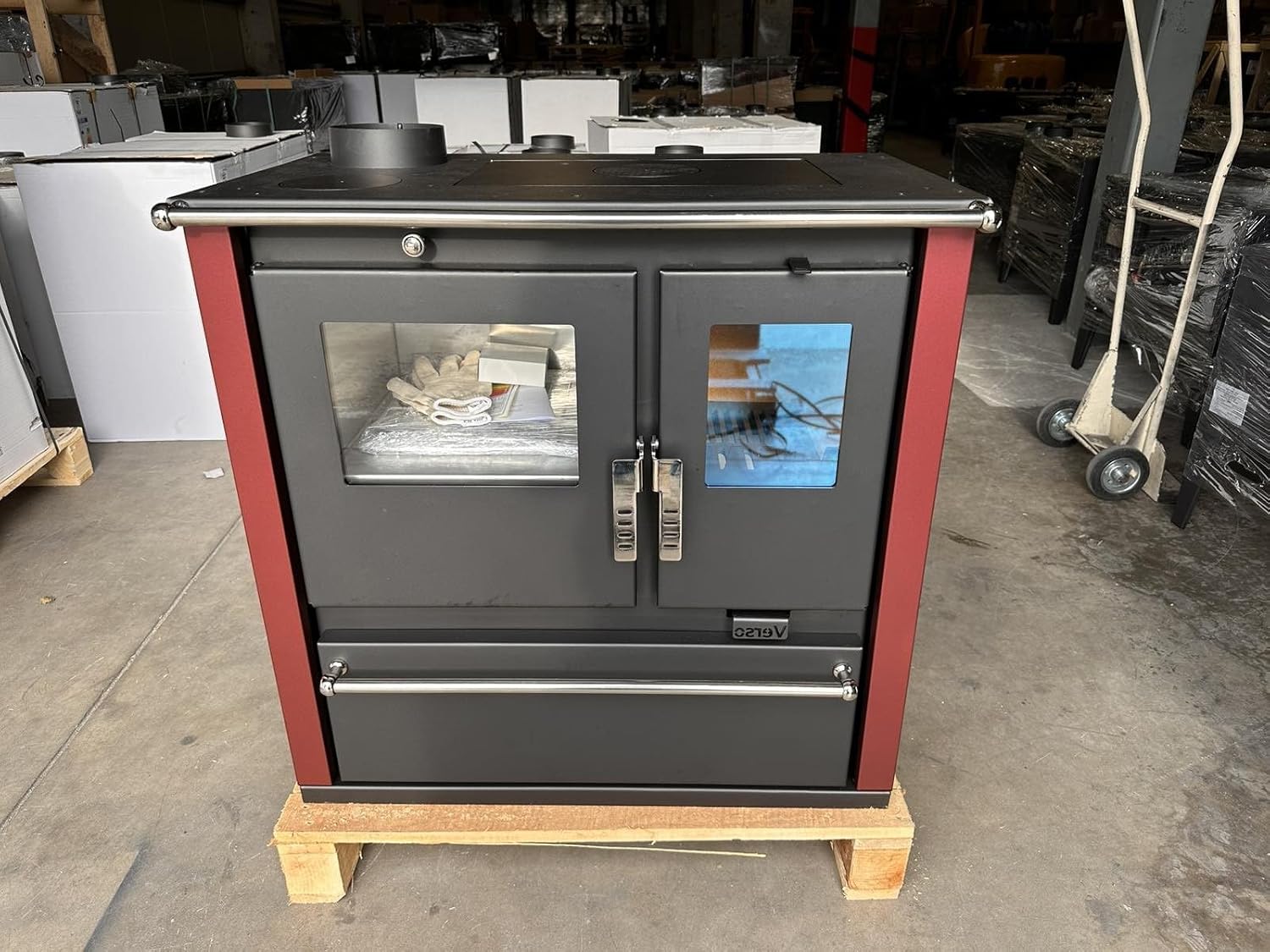 Holzofen Kochherd Verso Cs Plus Inox Links mit 7.7 kW Leistung, Großem Backfach und Robustem Edelstahldesign [Seitenpaneele in Bordeaux]