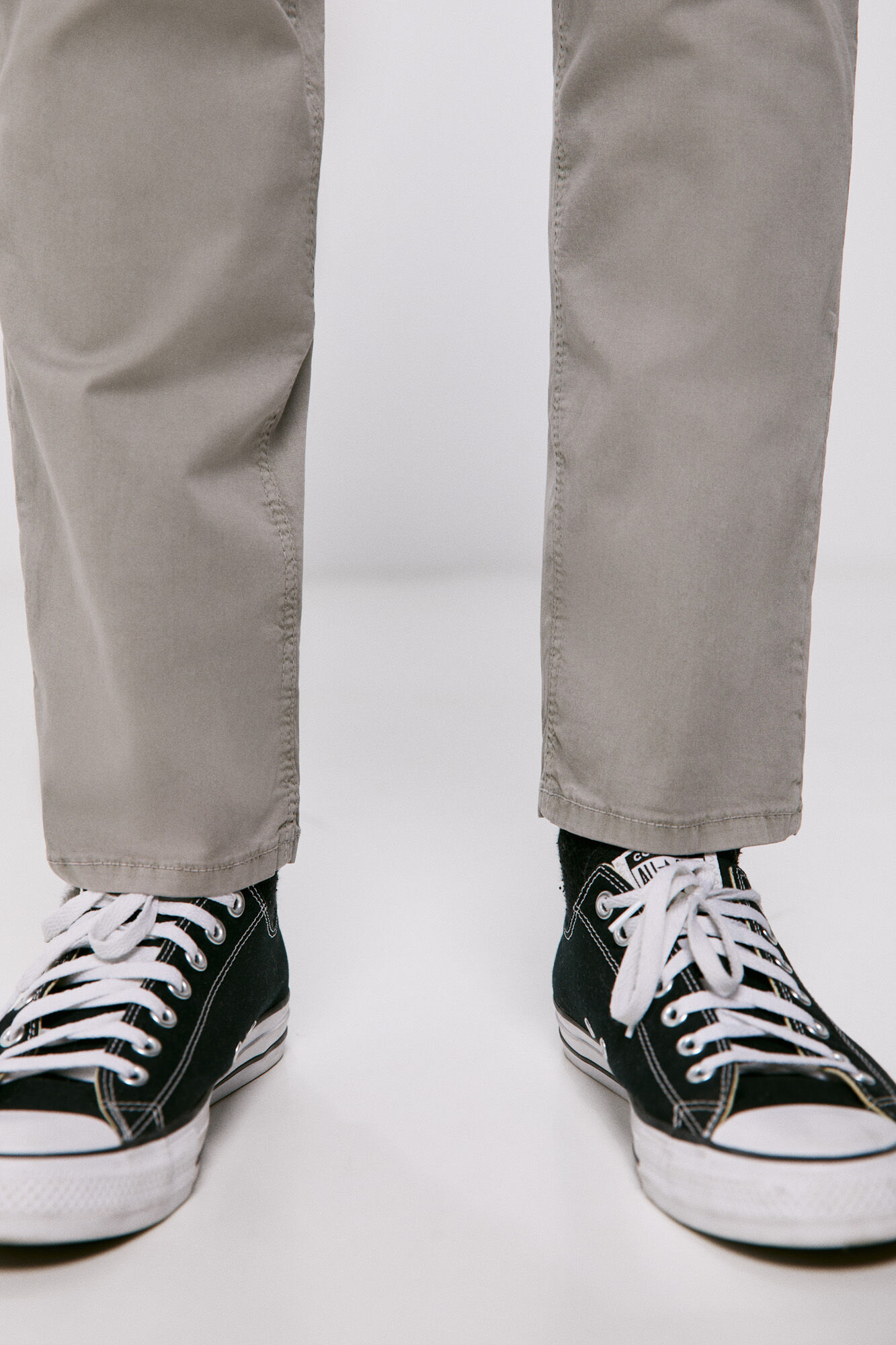 Calça com 5 bolsos, cor clara, lavagem slim - cinza médio