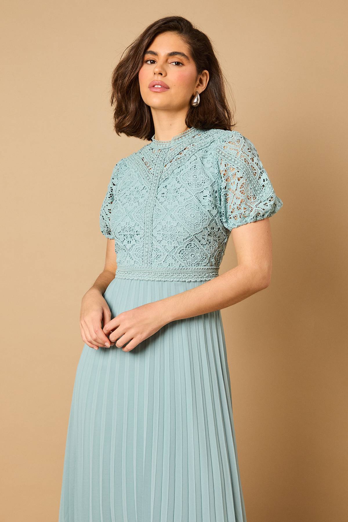 Oasis Robe Mi-Longue Plissée à Manches Bouffantes en Dentelle