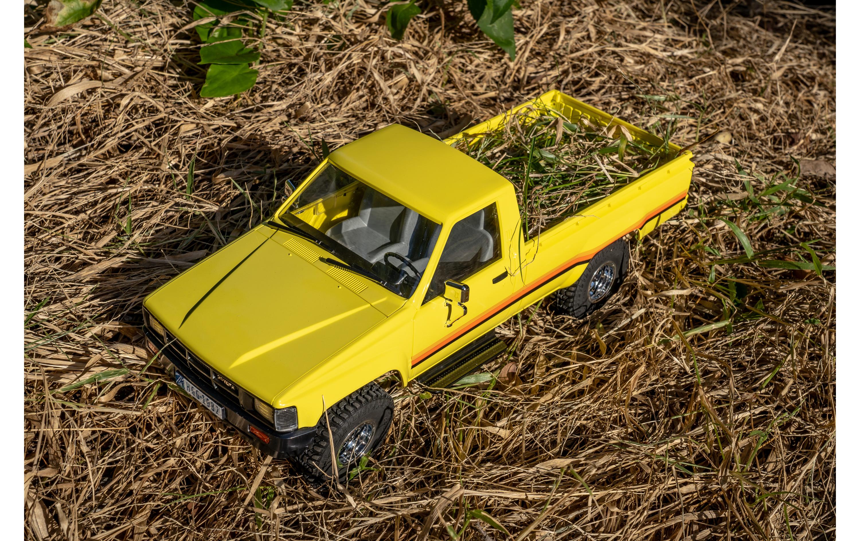 Scale Crawler Toyota Hilux 1983, 4WD RTR, 1:18<br>Detailgetreuer RC Pickup im Massstab 1:18