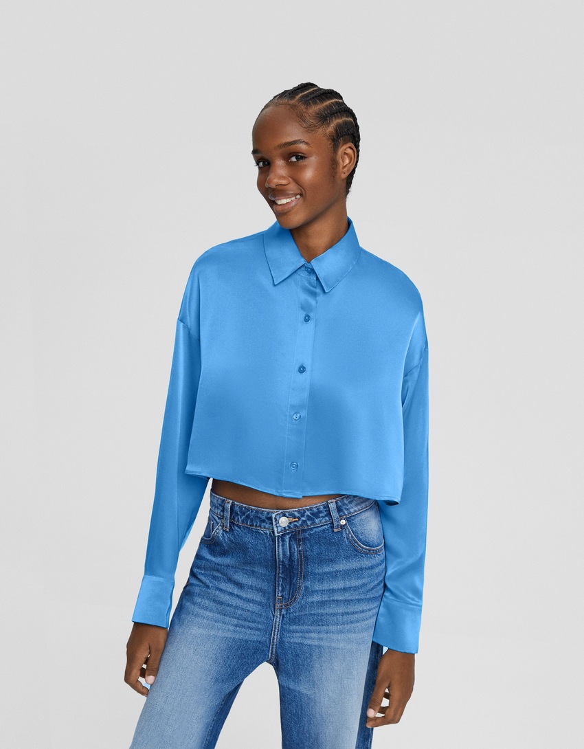 Camisa cropped de cetim com mangas compridas