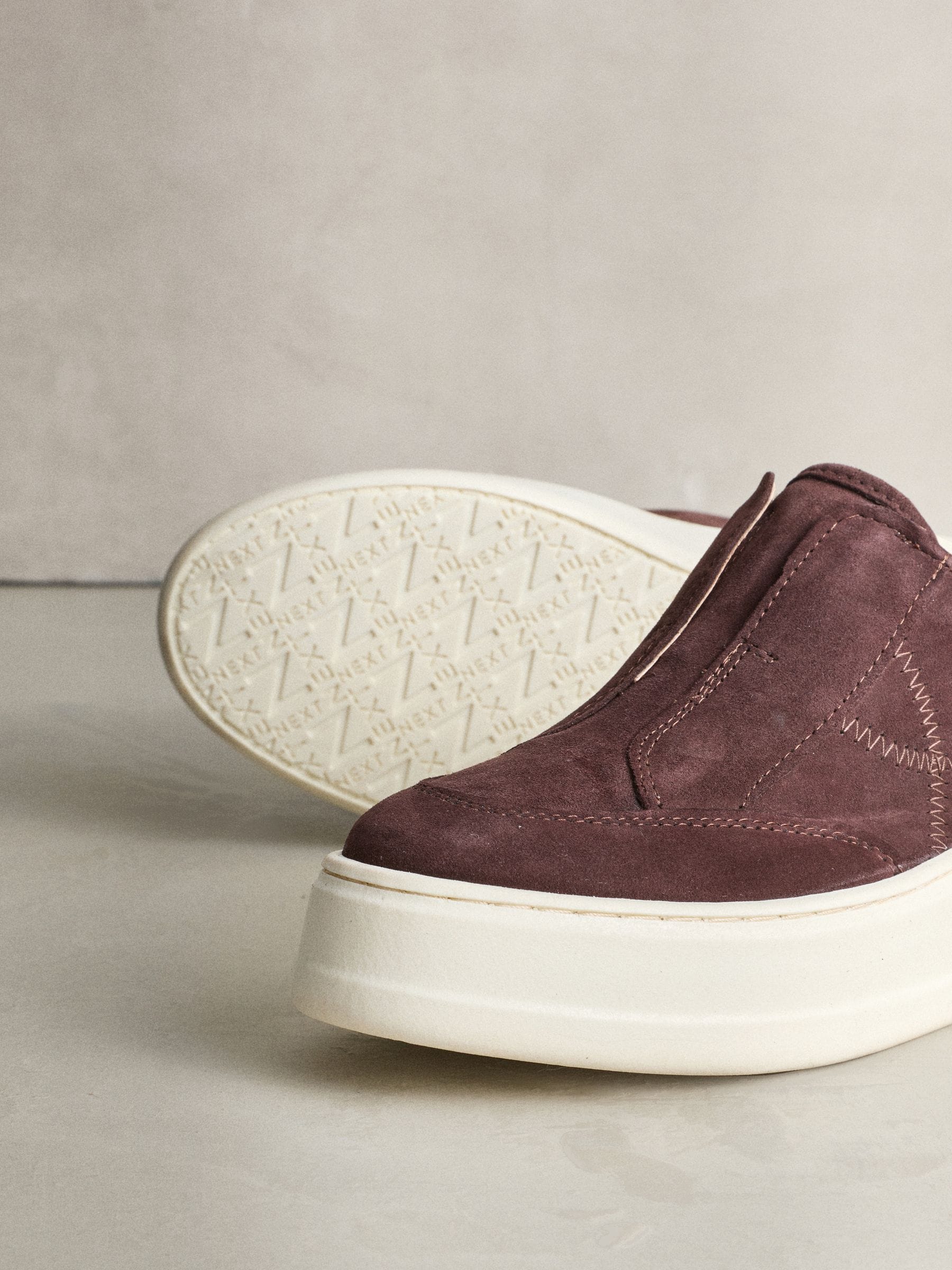 Chocoladebruin suède - Signature leren sneakers met dikke plateauzolen en sleehak
