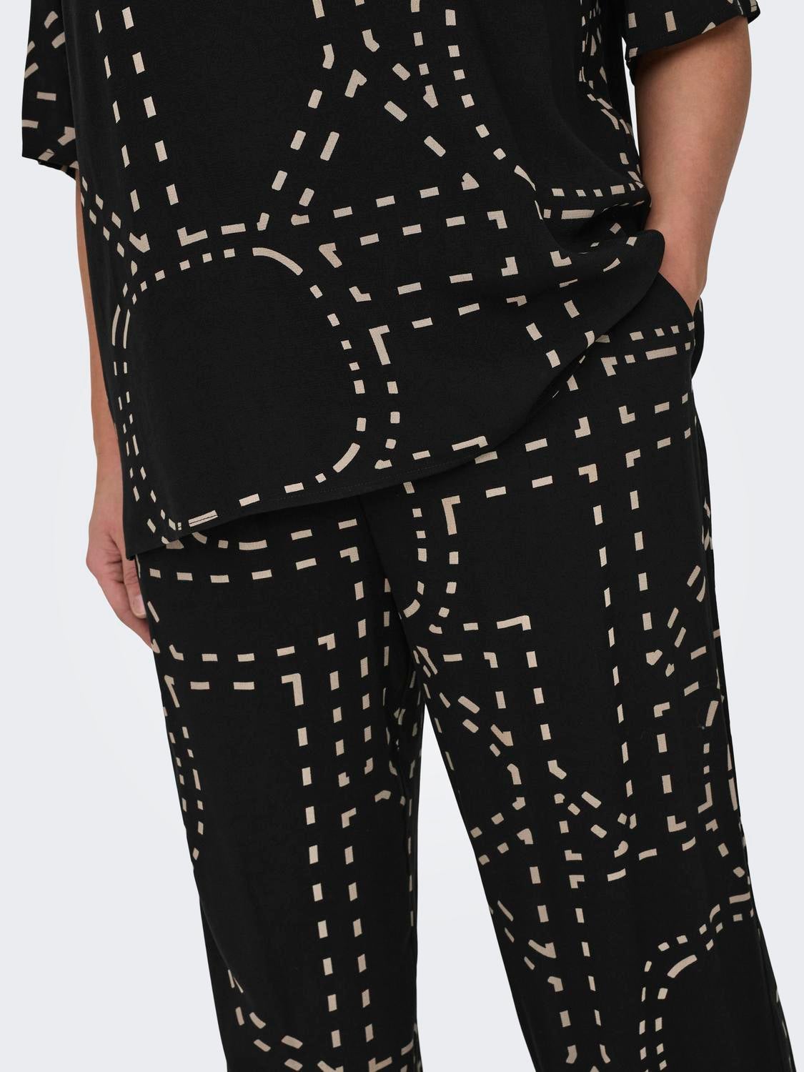 CARPHOEBE Normal geschnitten Hose mit weitem Beinschnitt Black