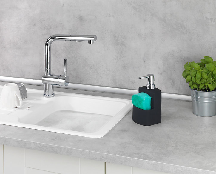 Distributeur rechargeable de liquide vaisselle avec porte éponge Wenko noir