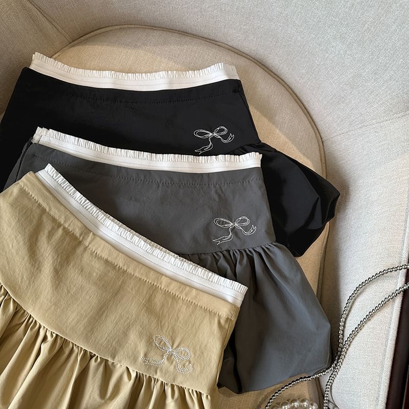 Bolgivy - Hoge taille rok met contrasterende rand en strikborduursel