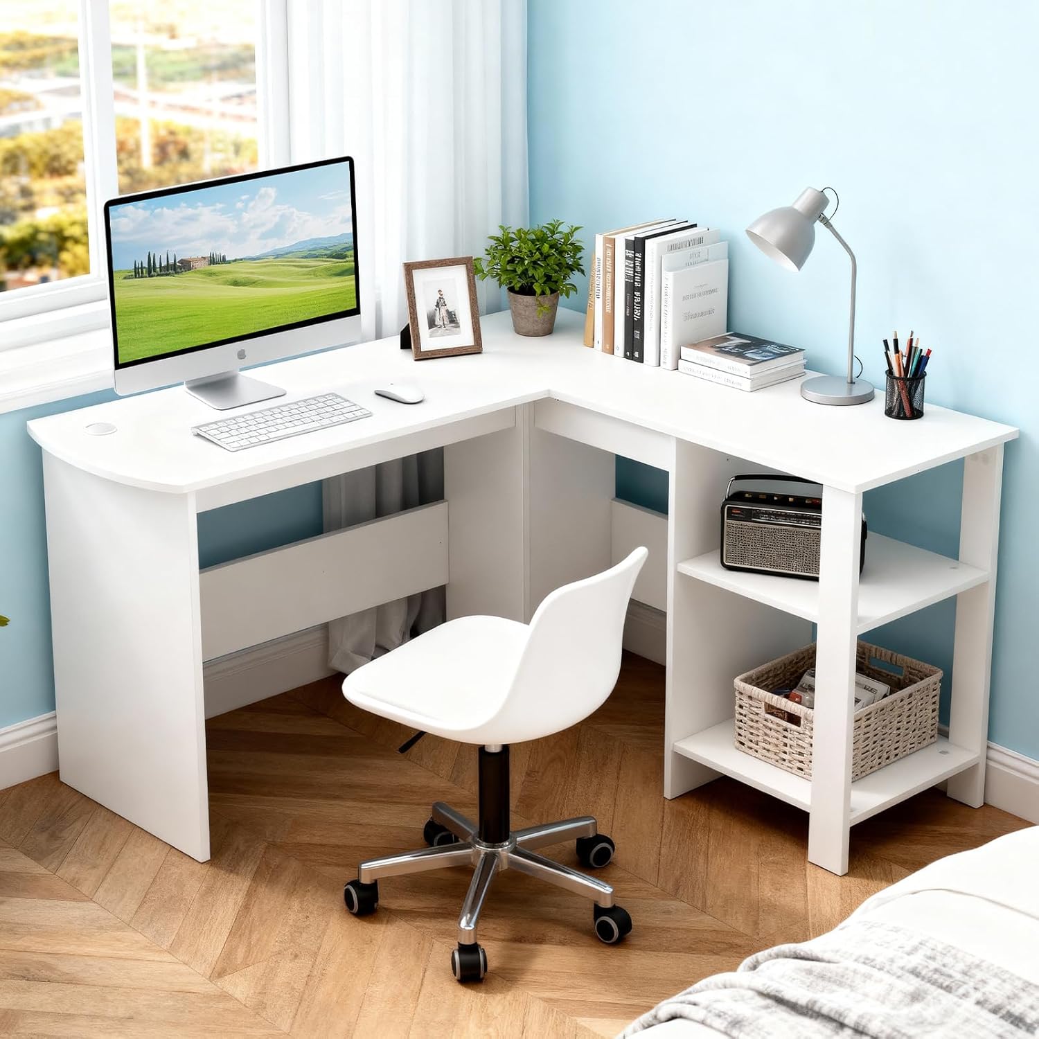 Sweetcrispy L-Form Schreibtisch mit Regal & Schrank, 130x130x74cm Eckschreibtisch, Starker Gaming Tisch mit Ablageflächen, Einfacher Montage, Weiß