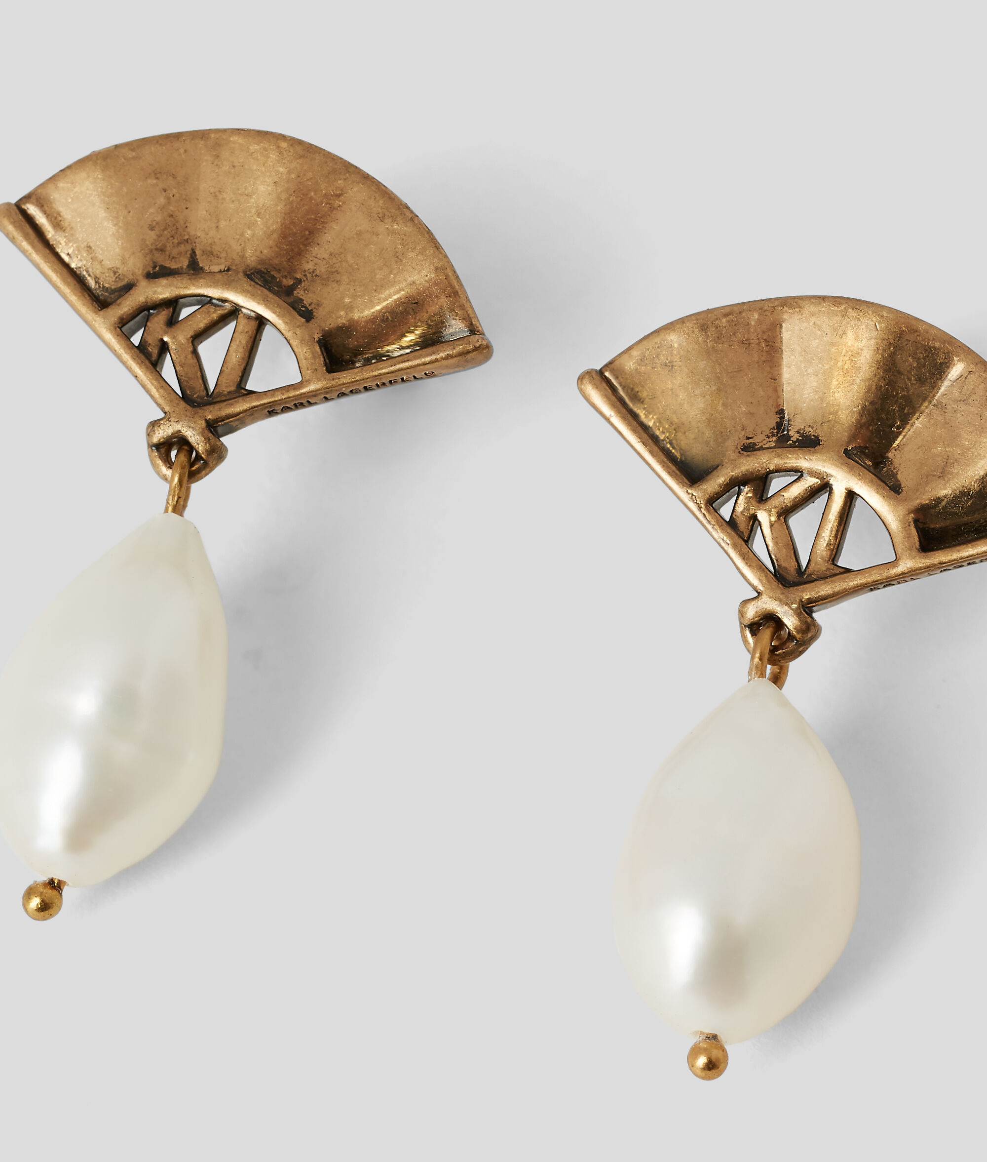 BOUCLES D'OREILLES AVEC PERLE ET MOTIF ÉVENTAIL K/ARCHIVE