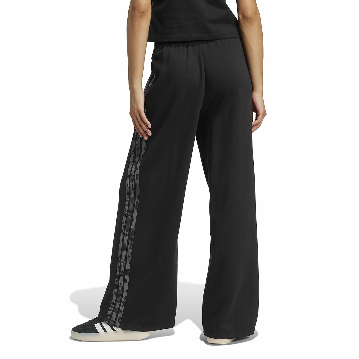 ADIDAS ROUPAS ESPORTIVAS<br>Calças largas com as 3 listras e estampa de leopardo