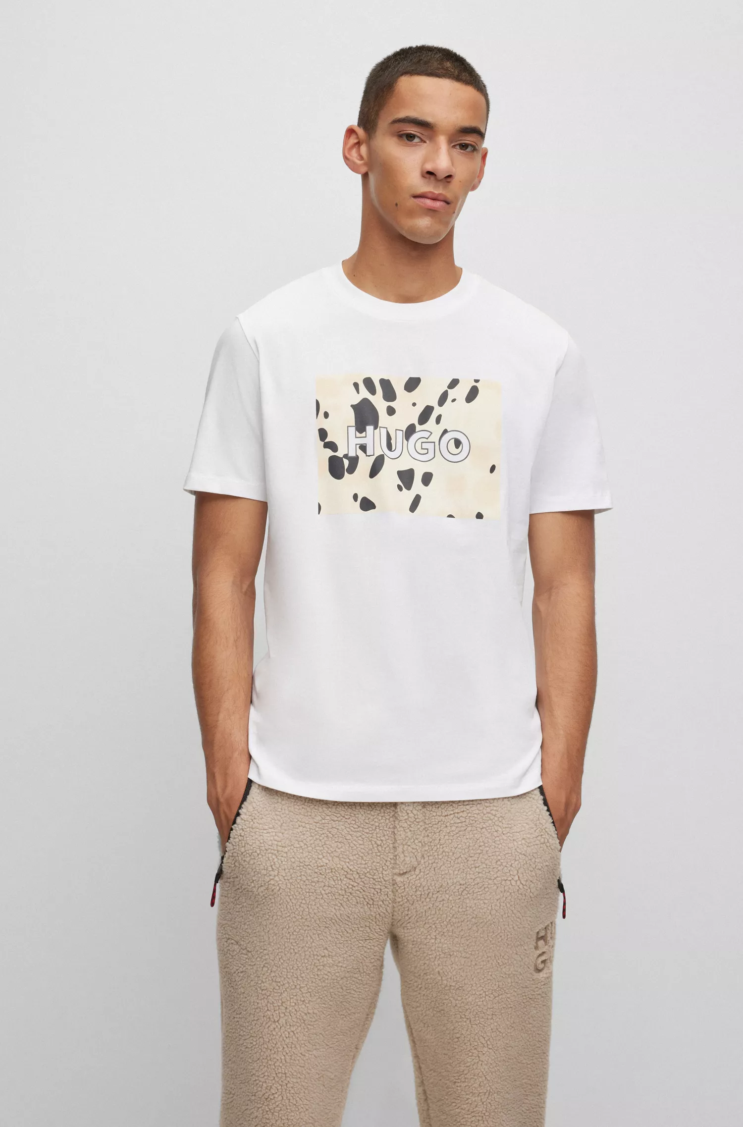 Camiseta HUGO vermelha em malha de algodão com estampa de dálmata e logo exclusivo.