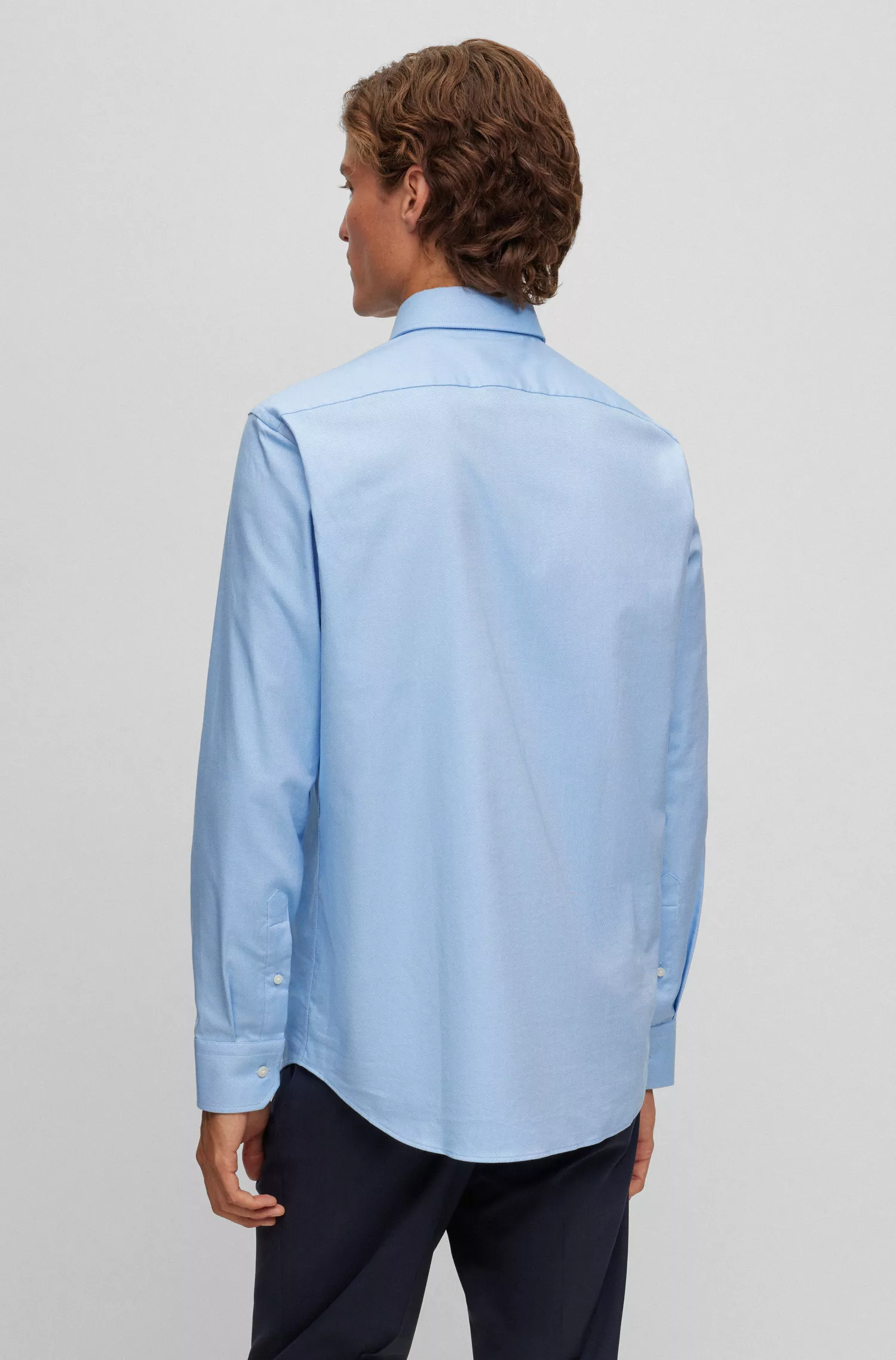 Camisa BOSS preta de corte regular em sarja de algodão elástico de fácil passar.