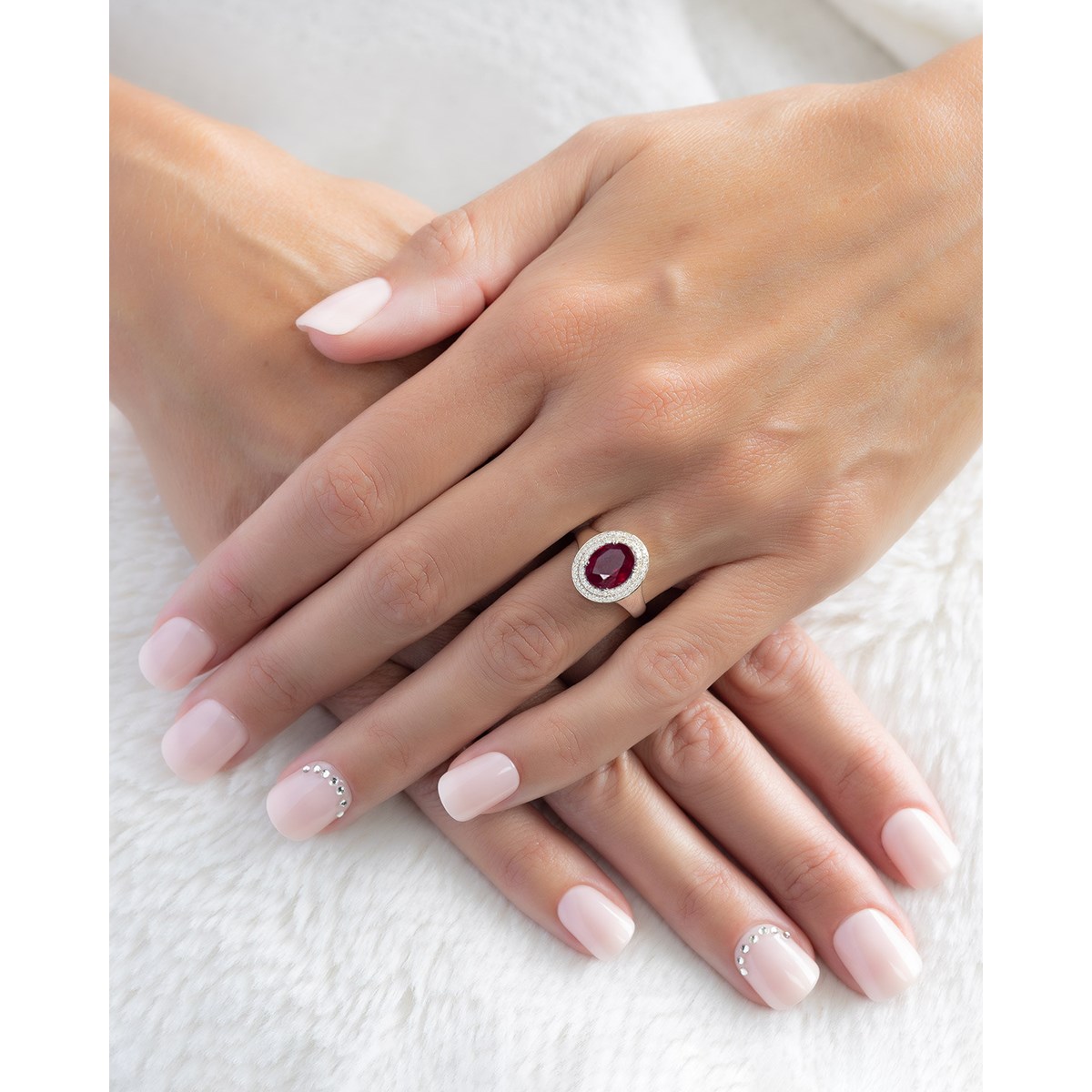 Bague en Or Blanc 750 avec Rubis et Diamants | Un Bijou Éclatant