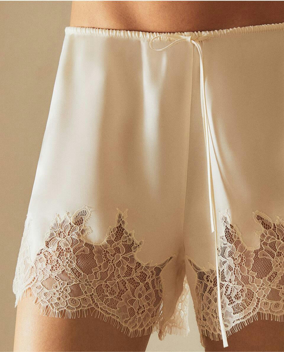 Shorts de cetim com renda loira