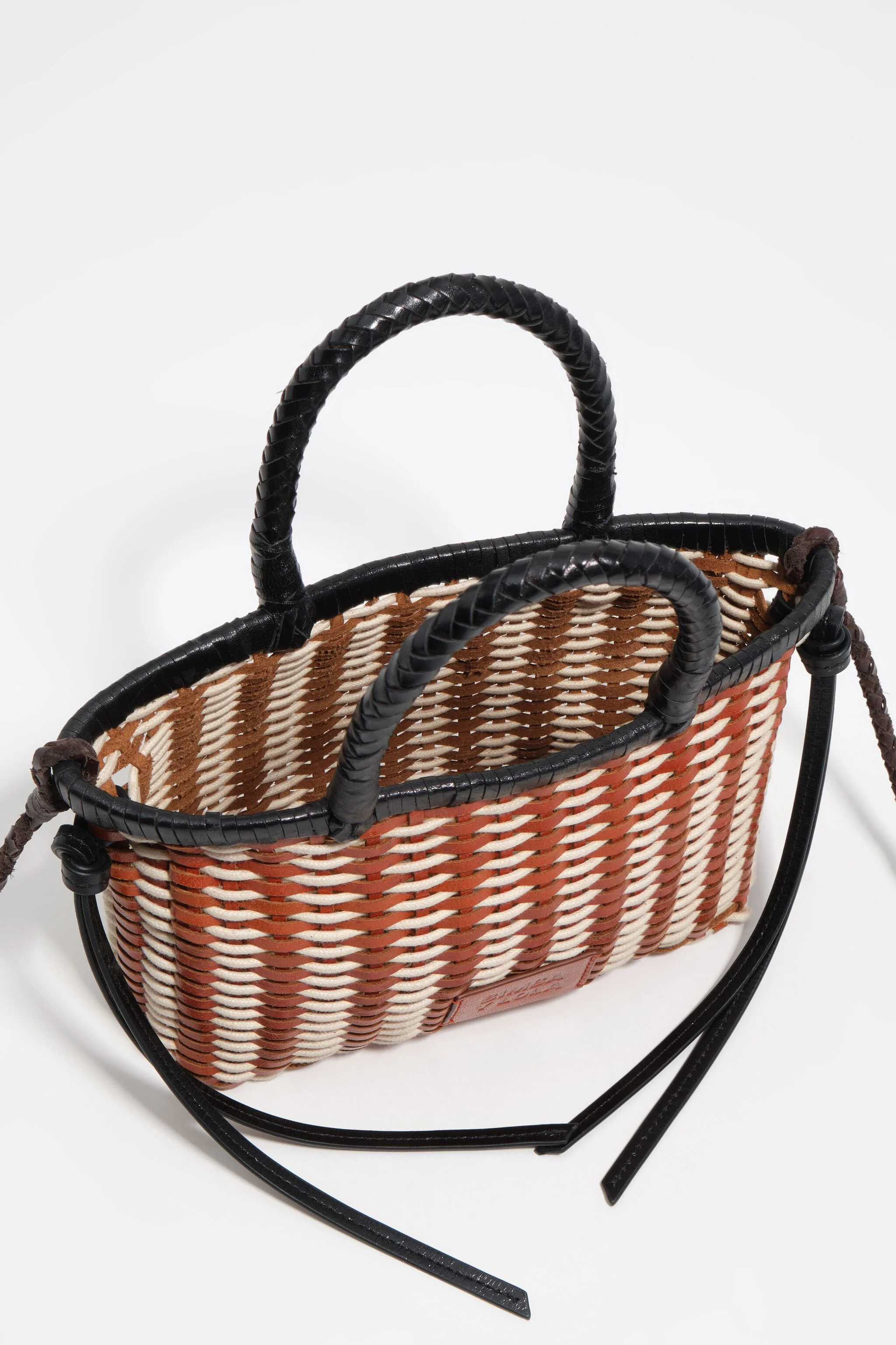 Bolsa mini trançada em couro tostado