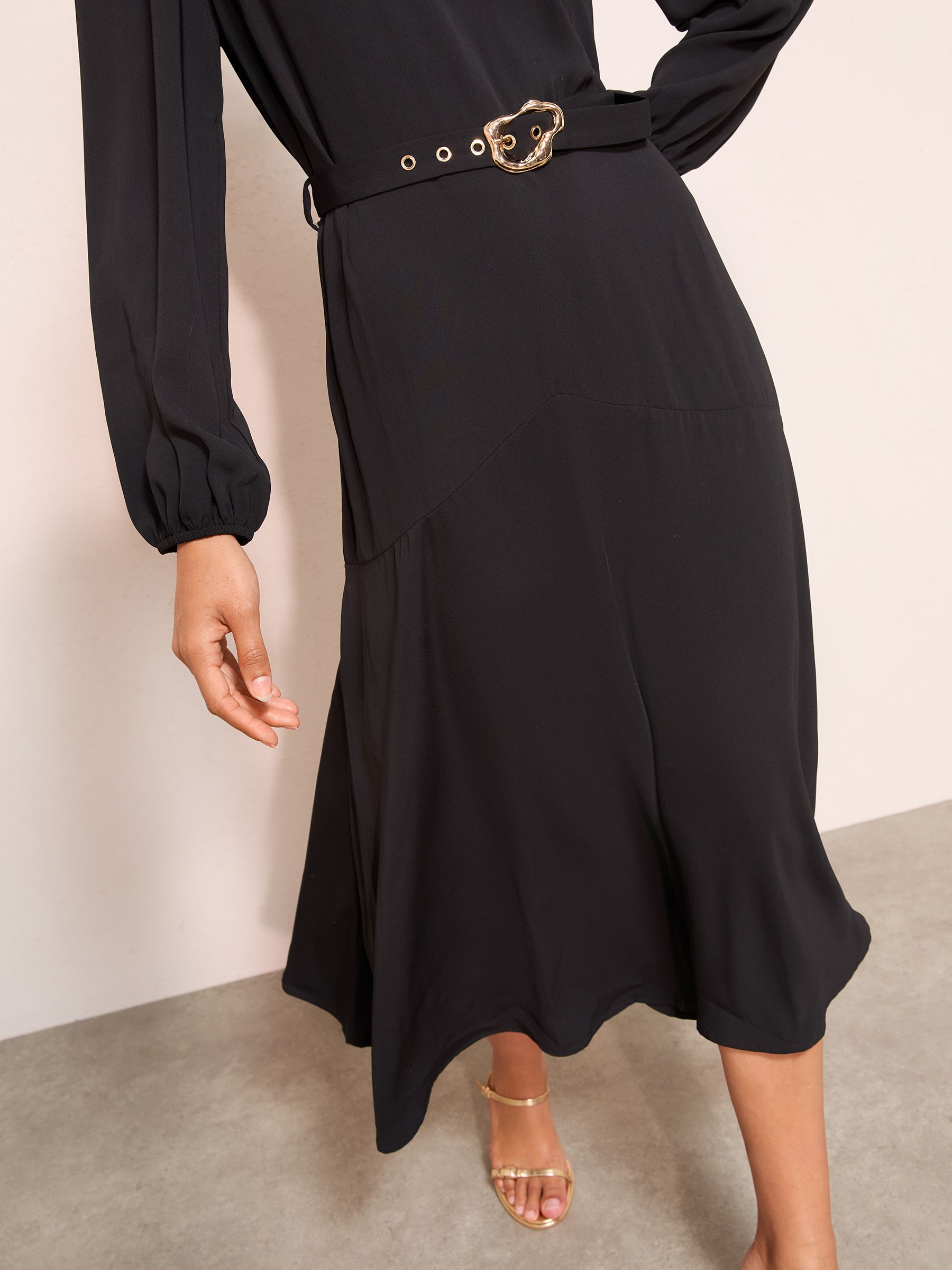Zwart - Friends Like These Long Twist Sleeve Scoop Neck Belted Midi Dress