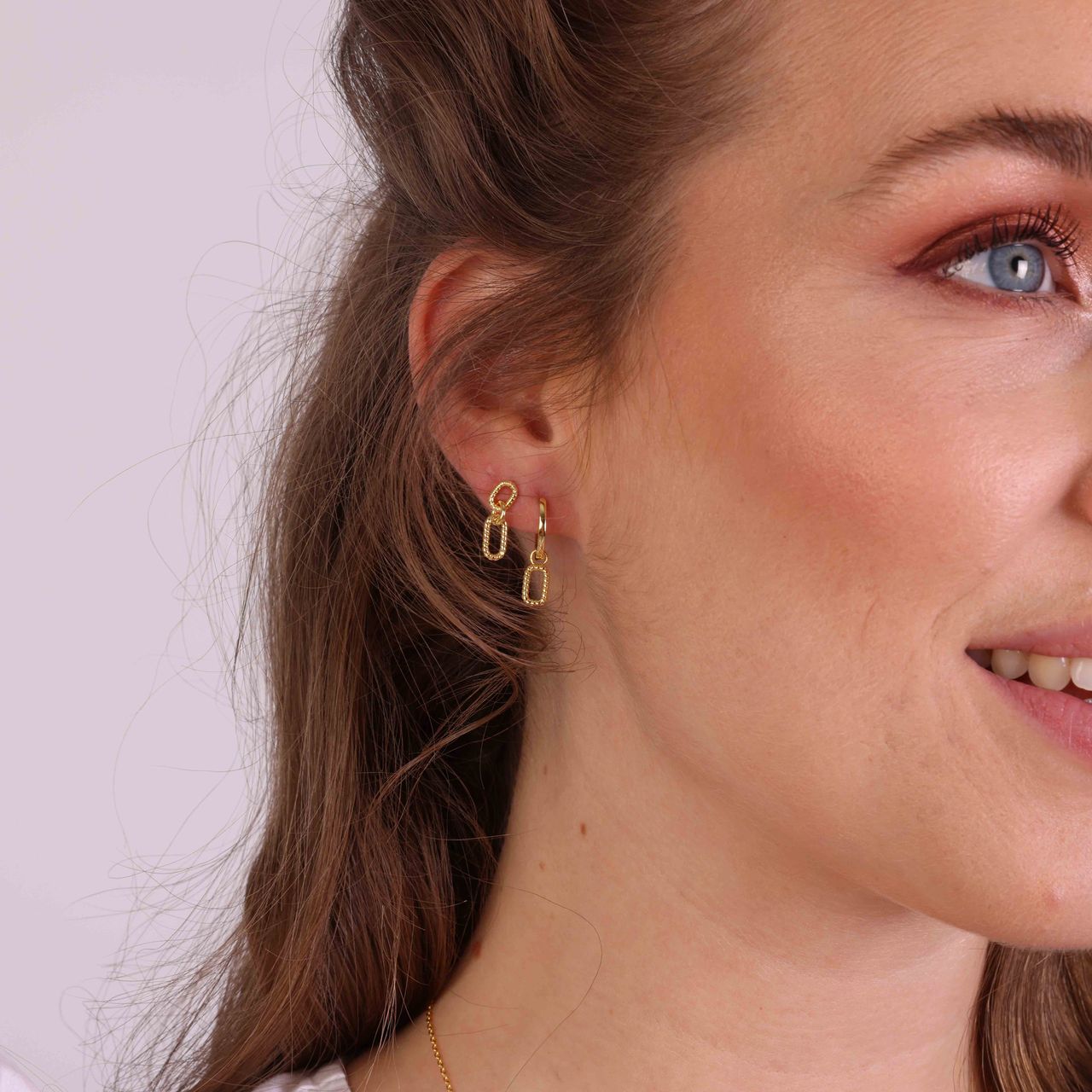 Zilveren goldplated oorknop met hanger twisted