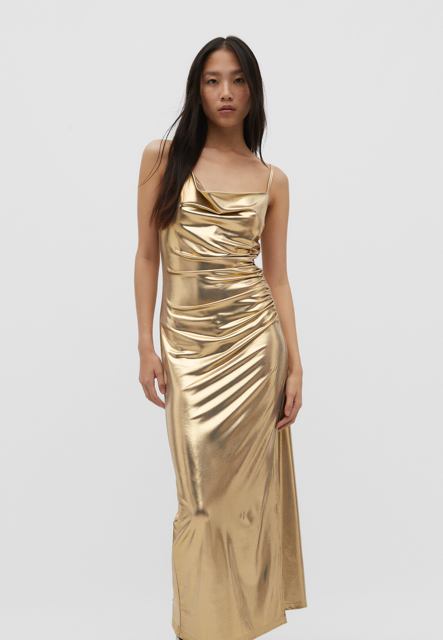 Vestido dourado de alças finas
