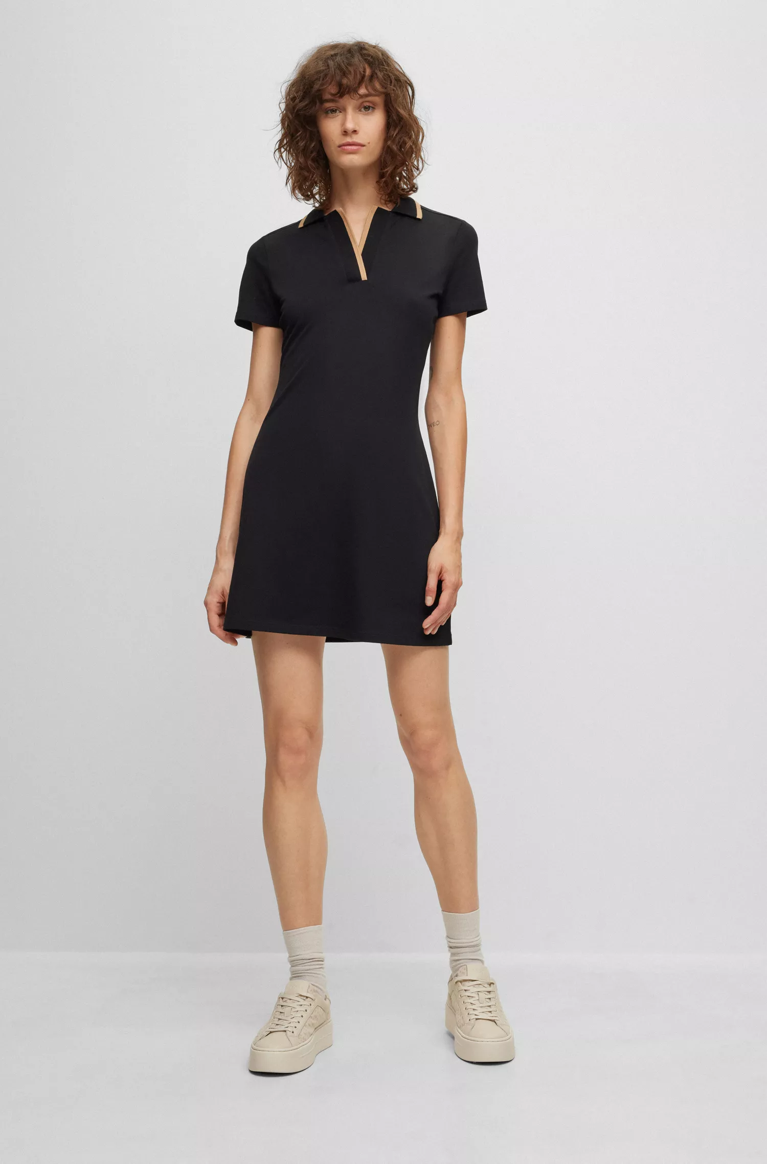 Vestido BOSS preto em algodão elástico com gola Johnny