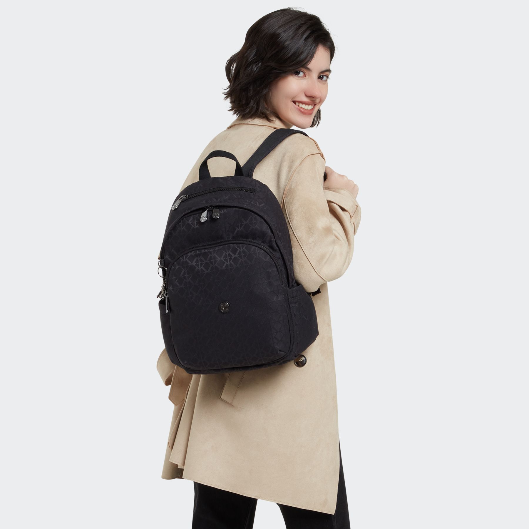 DELIA Sac à Dos Moyen avec Poche Frontale et Poignée Supérieure - Signature Black QVC