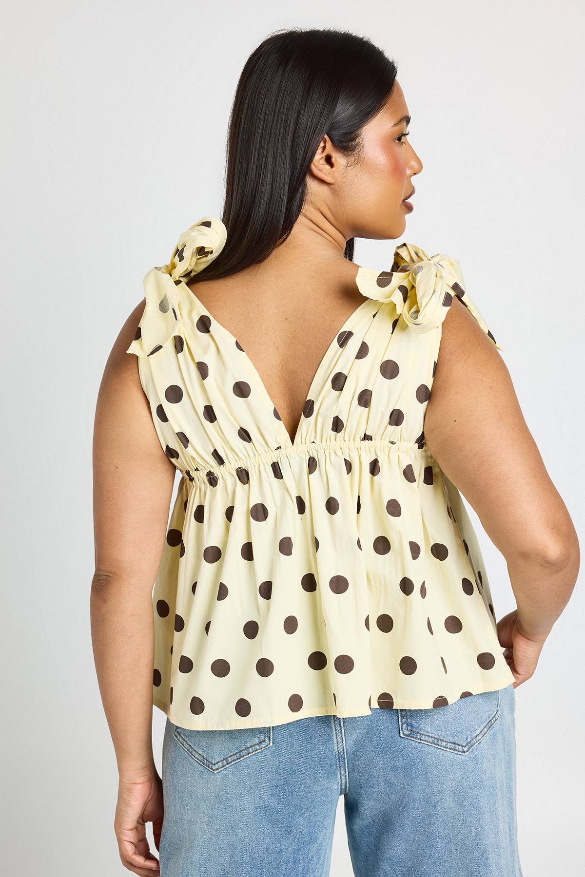boohoo Haut Smocké Grande Taille À Pois Avec Épaules Nouées