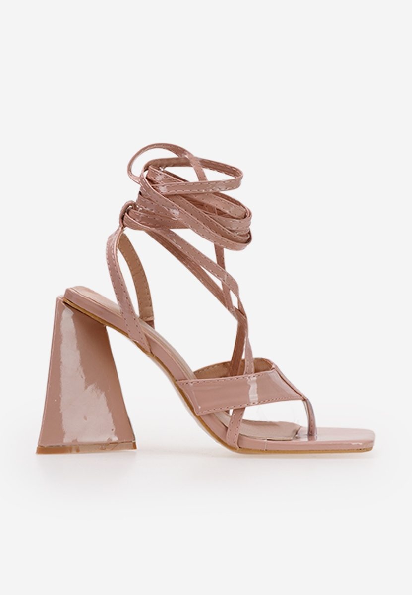 Sandales avec lacets sur le pied nude Nacosia