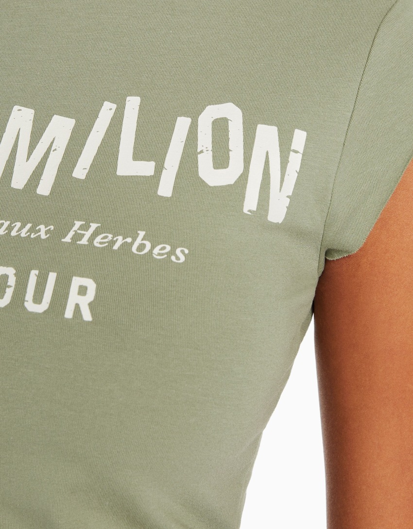 Camiseta cropped de manga curta com estampa